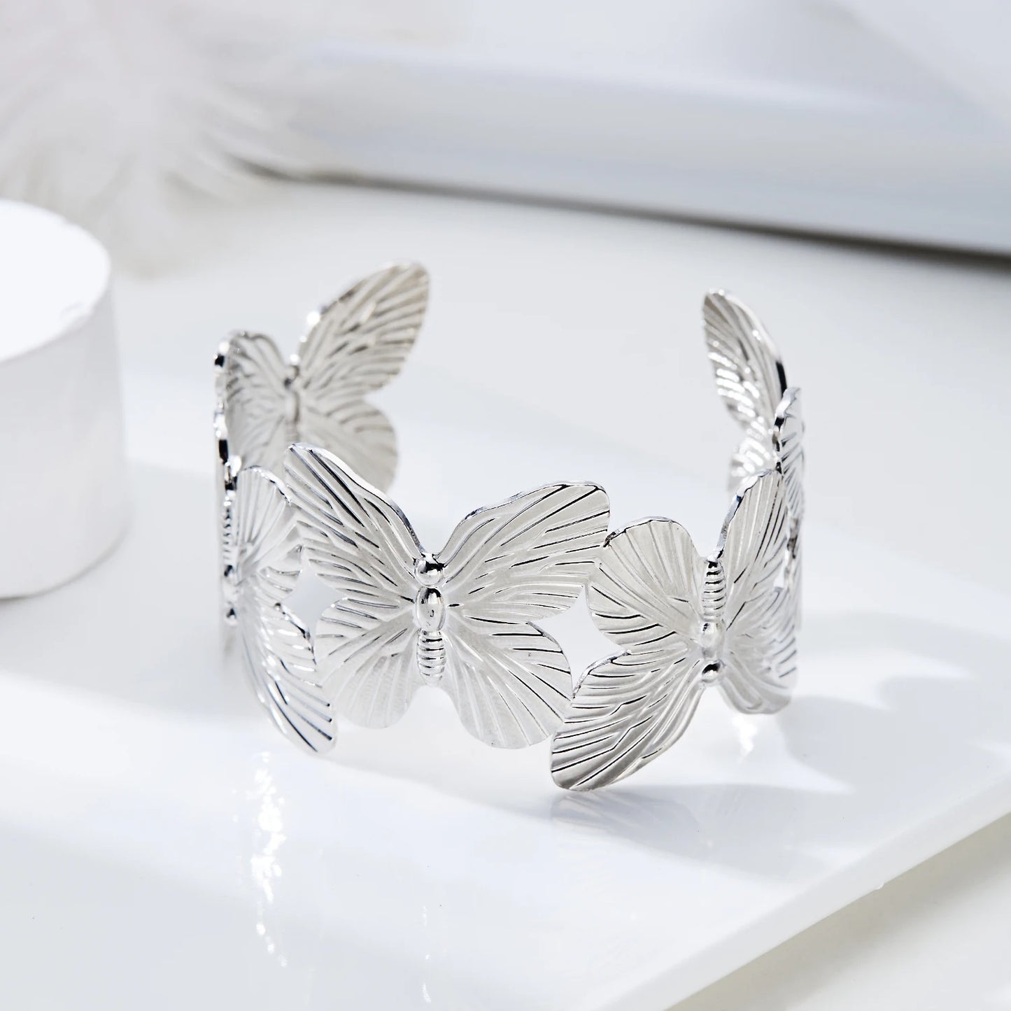 Pulseira Aberta de Borboleta com Flor Vazada