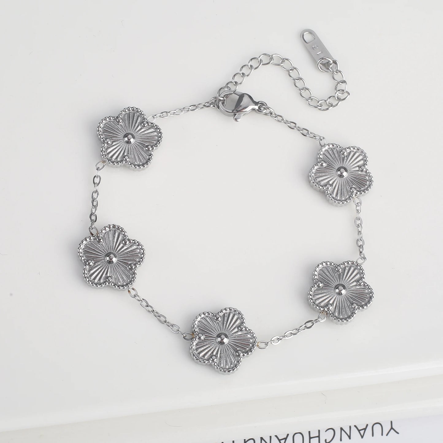 Pulseira Fivury com Pingentes de Trevo de 5 Folhas