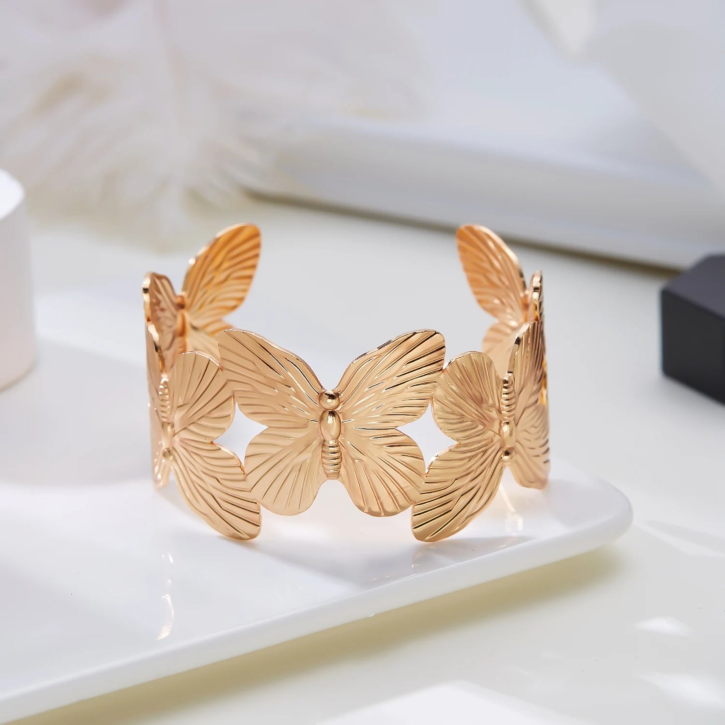 Pulseira Aberta de Borboleta com Flor Vazada