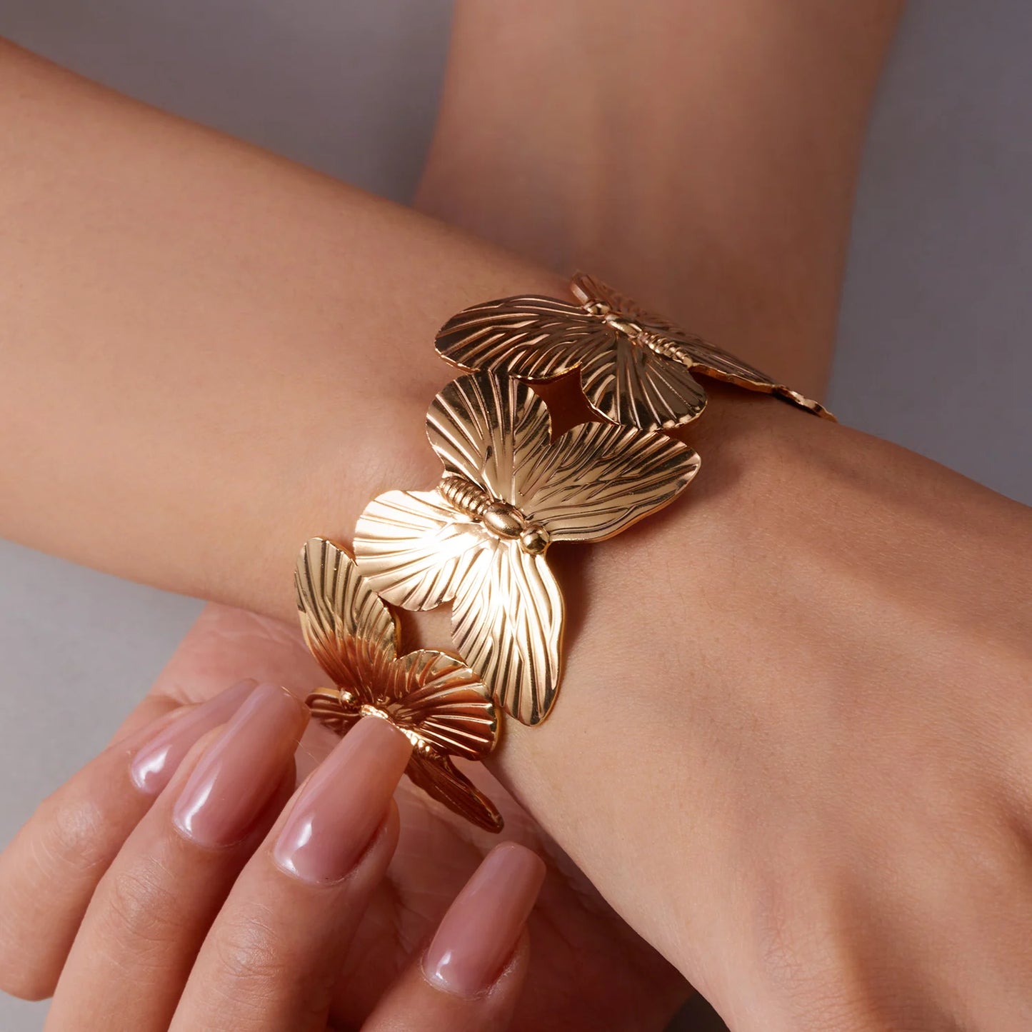 Pulseira Aberta de Borboleta com Flor Vazada