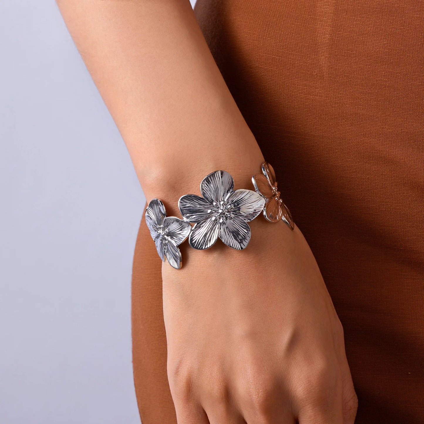 Pulseira Aberta de Borboleta com Flor Vazada