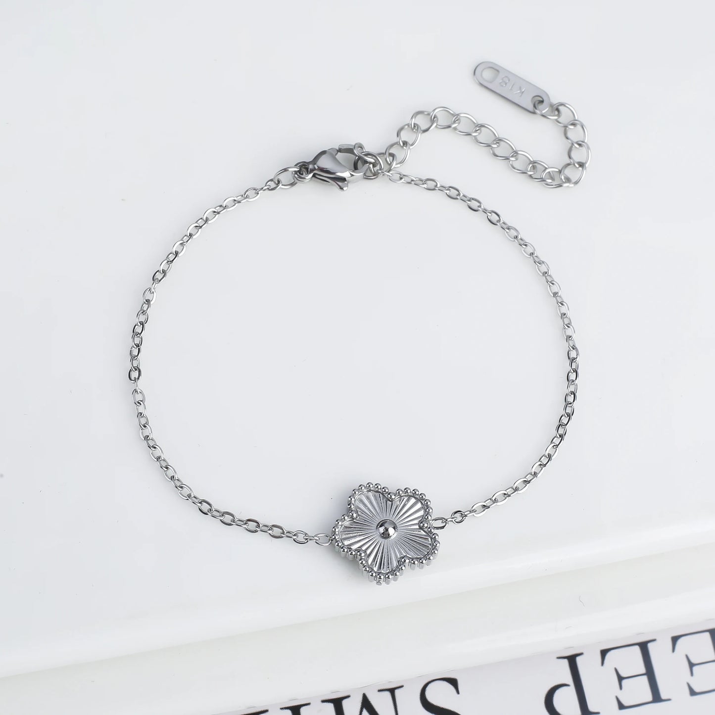Pulseira Fivury com Pingentes de Trevo de 5 Folhas