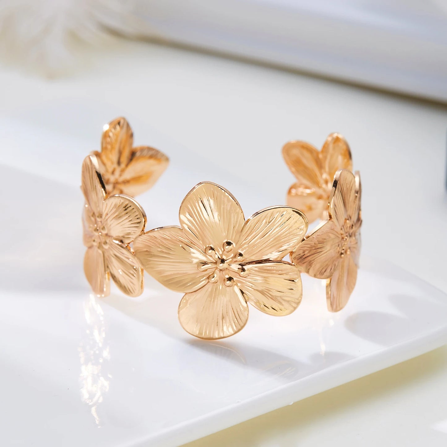 Pulseira Aberta de Borboleta com Flor Vazada