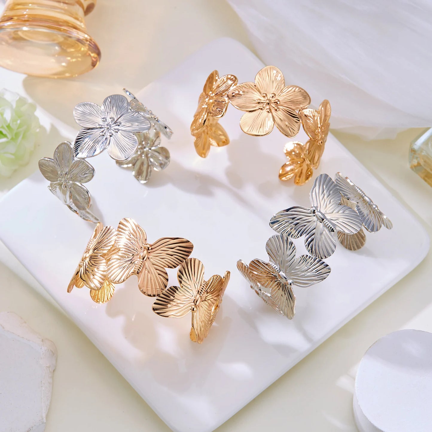 Pulseira Aberta de Borboleta com Flor Vazada