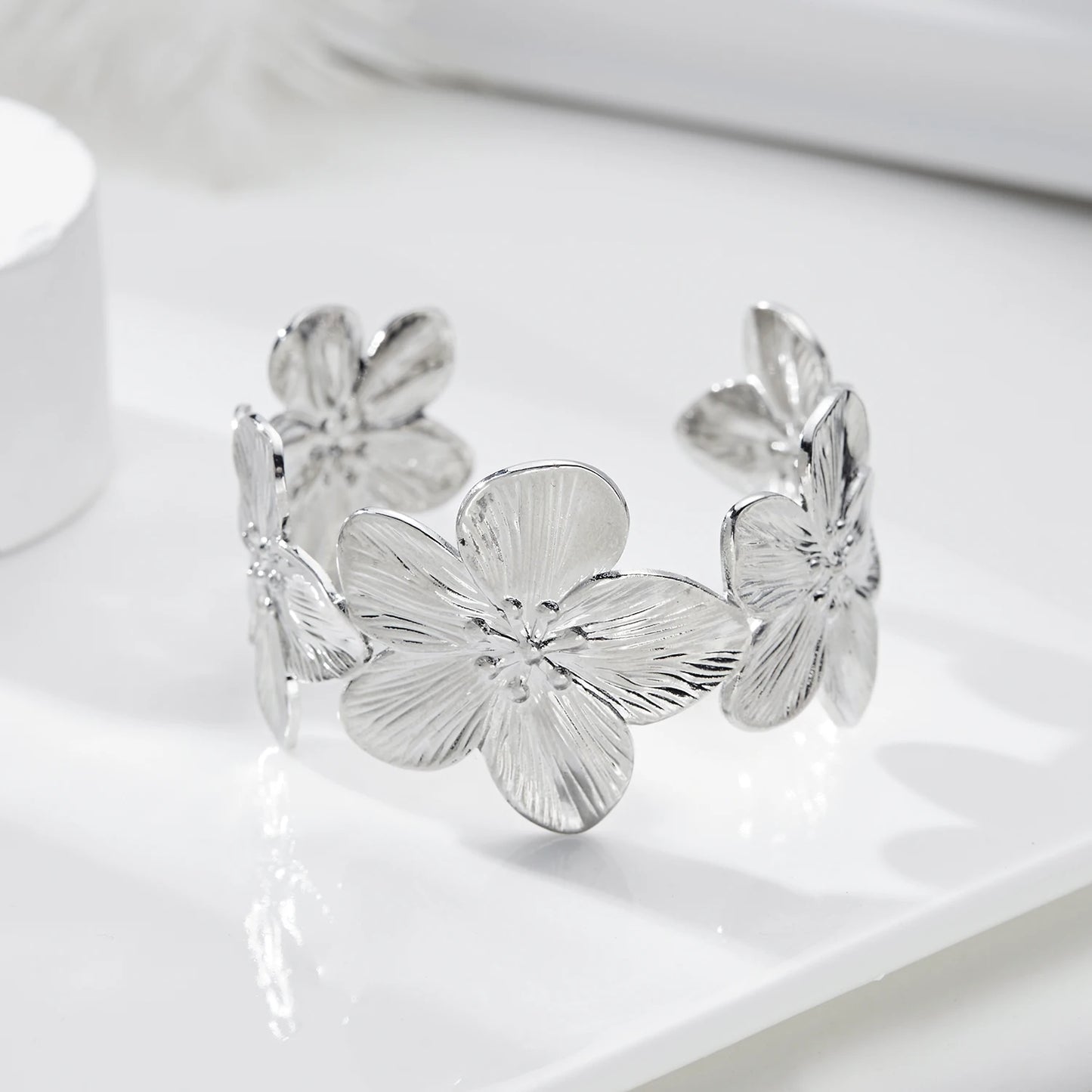 Pulseira Aberta de Borboleta com Flor Vazada